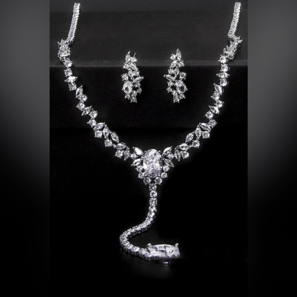 Fashionable Cubic Zirconia Necklace and Dangel Earrings Set